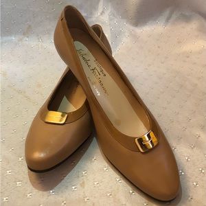 Sleek and elegant Salvatore Ferragamo pumps. Almost new!